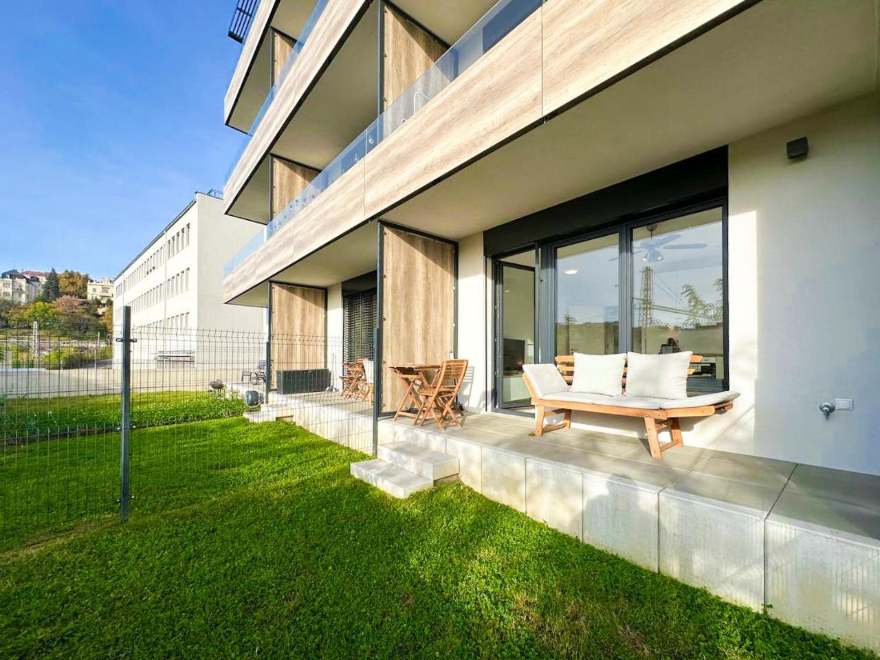 Vila Vinice Prag Exteriör bild