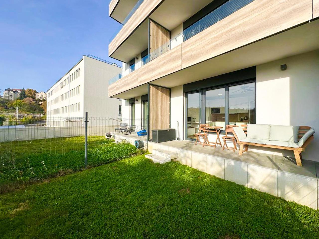 Vila Vinice Prag Exteriör bild